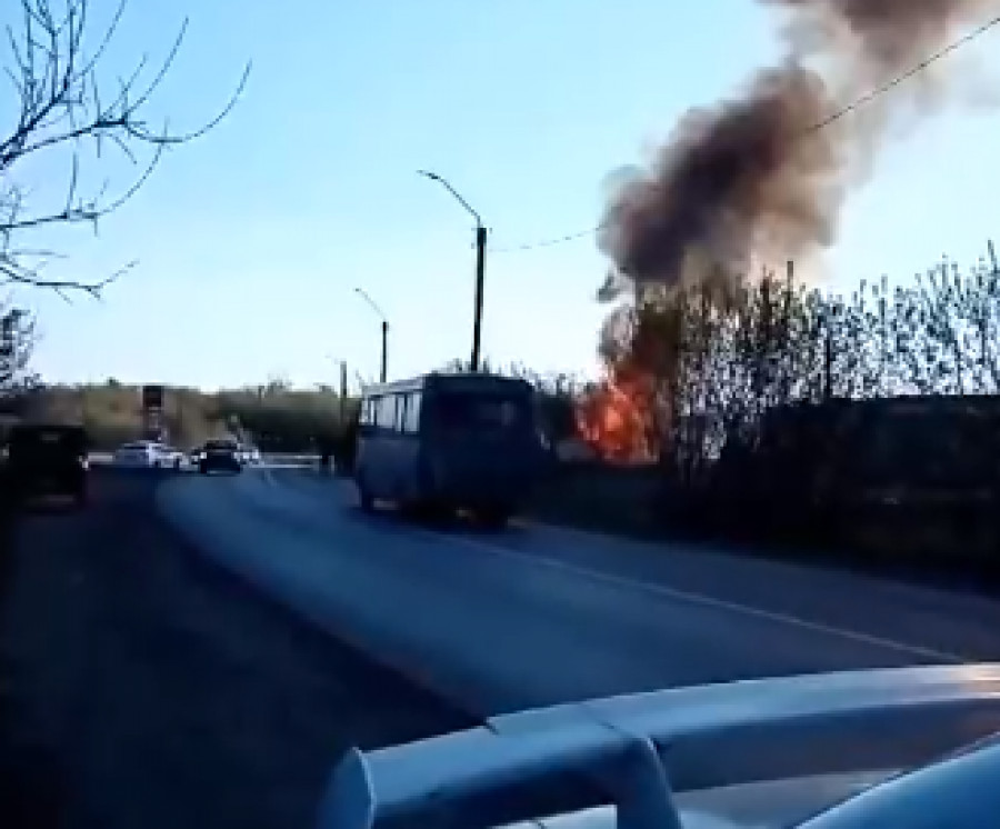 Скриншот видео пожара на складе рядом с газозаправочной станцией в Новоалтайске.