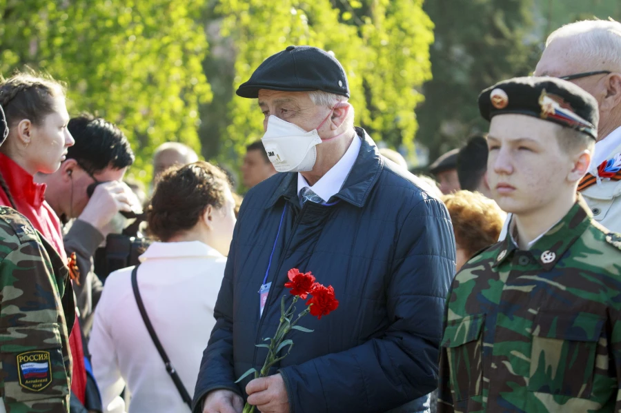  Возложение цветов к Мемориалу Славы в Барнауле.