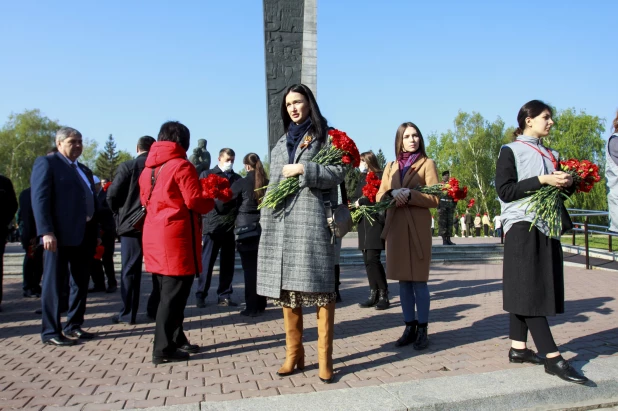  Возложение цветов к Мемориалу Славы в Барнауле.