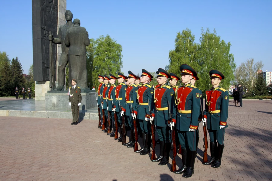  Возложение цветов к Мемориалу Славы в Барнауле.