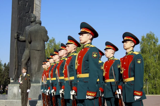  Возложение цветов к Мемориалу Славы в Барнауле.