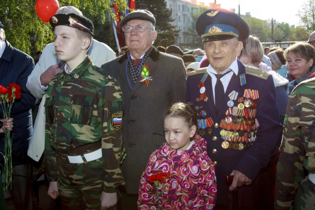  Возложение цветов к Мемориалу Славы в Барнауле.