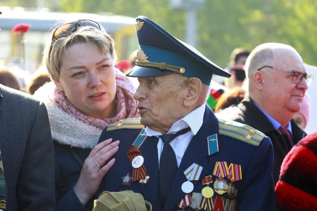  Возложение цветов к Мемориалу Славы в Барнауле.