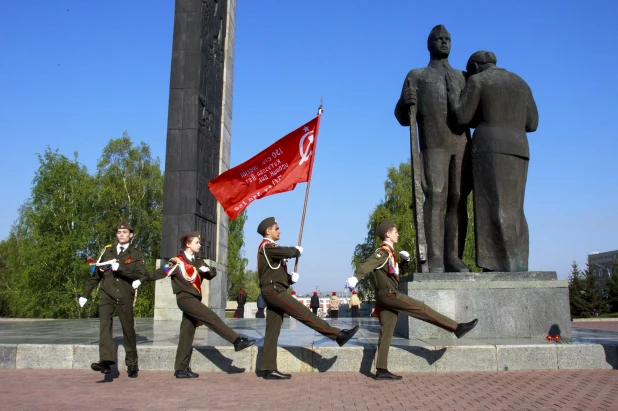  Возложение цветов к Мемориалу Славы в Барнауле.