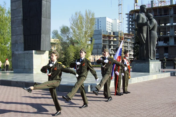  Возложение цветов к Мемориалу Славы в Барнауле.