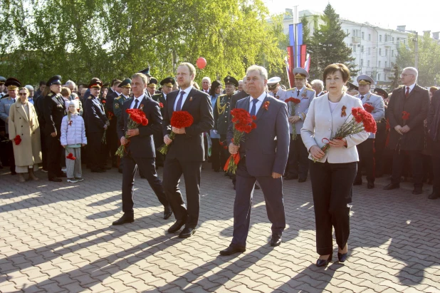  Возложение цветов к Мемориалу Славы в Барнауле.