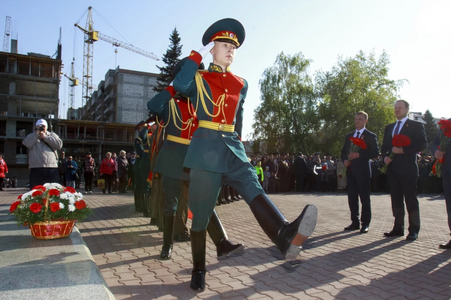  Возложение цветов к Мемориалу Славы в Барнауле.