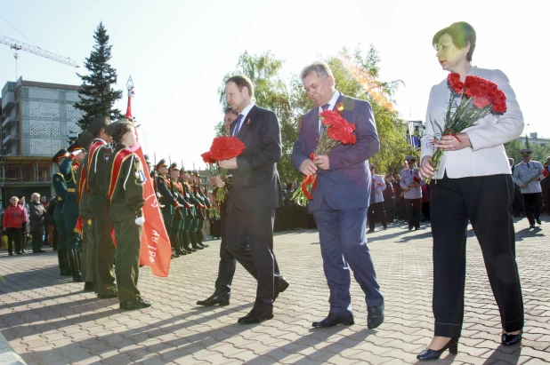  Возложение цветов к Мемориалу Славы в Барнауле.