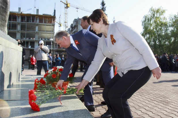  Возложение цветов к Мемориалу Славы в Барнауле.