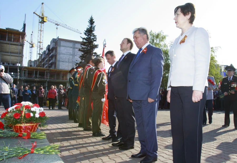  Возложение цветов к Мемориалу Славы в Барнауле.