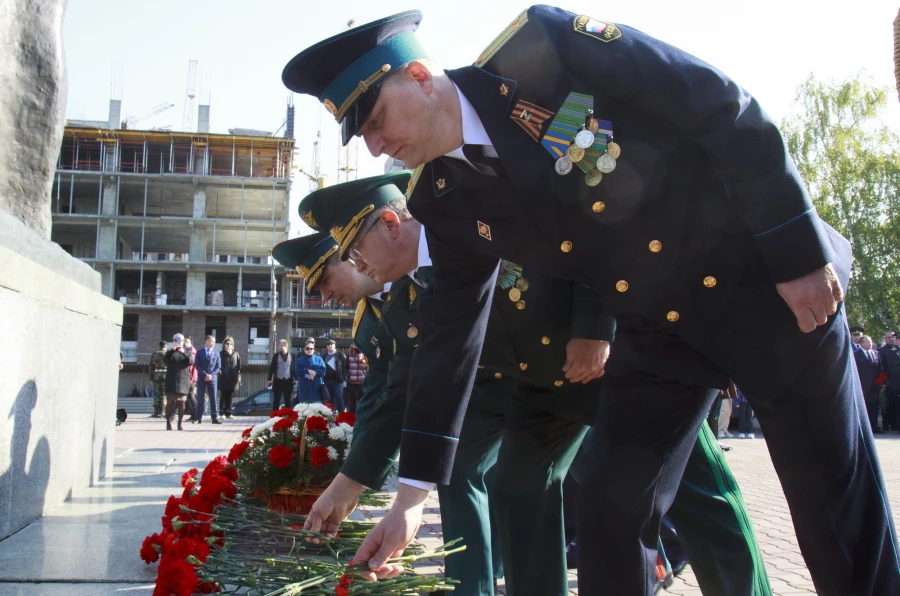  Возложение цветов к Мемориалу Славы в Барнауле.