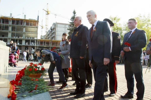  Возложение цветов к Мемориалу Славы в Барнауле.