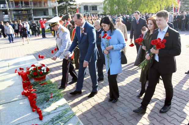  Возложение цветов к Мемориалу Славы в Барнауле.