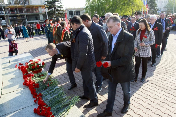  Возложение цветов к Мемориалу Славы в Барнауле.