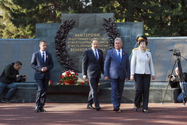  Возложение цветов к Мемориалу Славы в Барнауле.