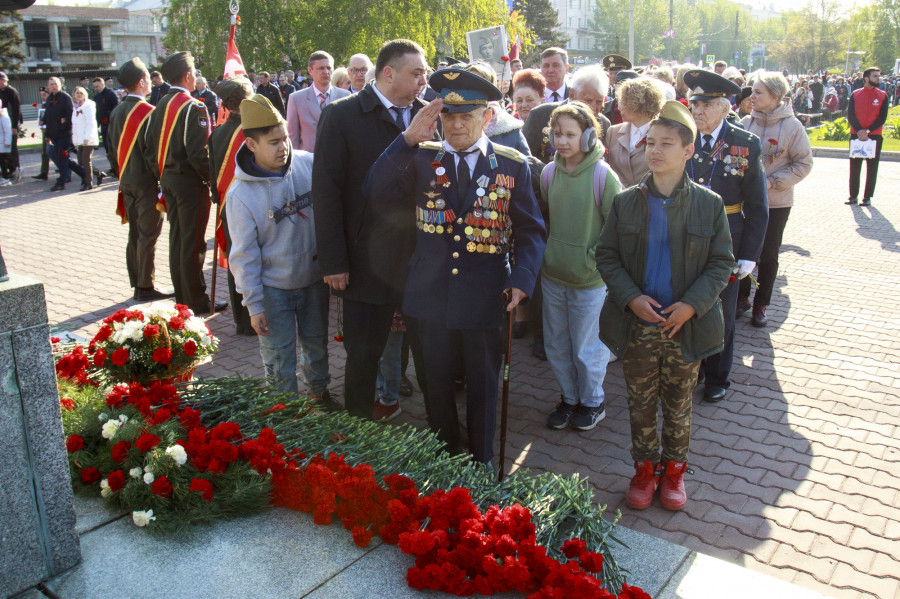  Возложение цветов к Мемориалу Славы в Барнауле.
