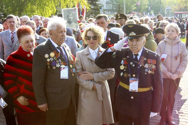  Возложение цветов к Мемориалу Славы в Барнауле.