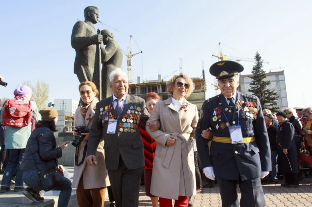  Возложение цветов к Мемориалу Славы в Барнауле.