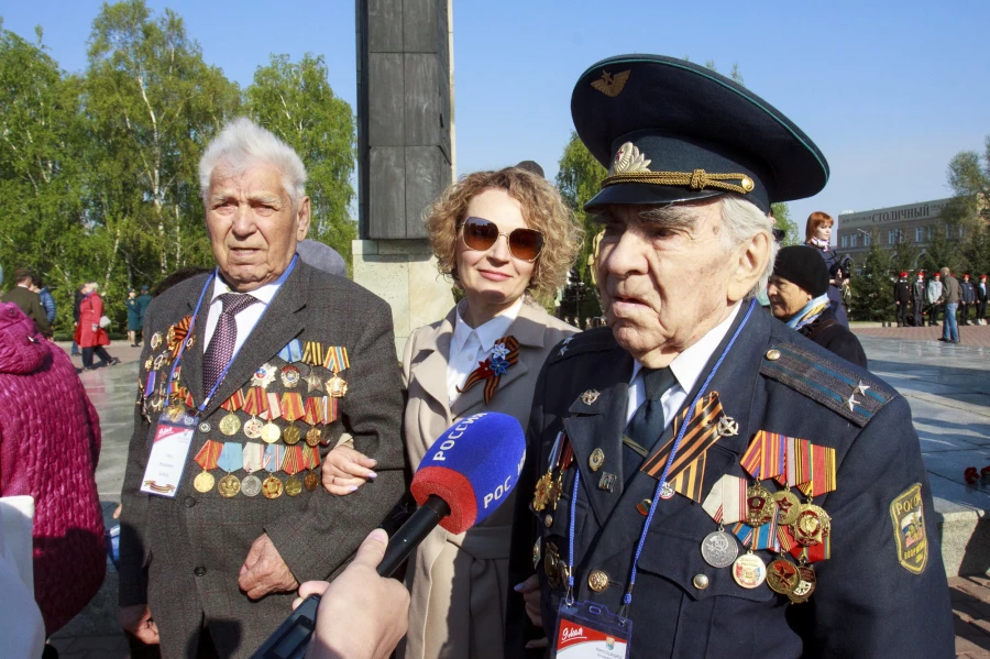  Возложение цветов к Мемориалу Славы в Барнауле.