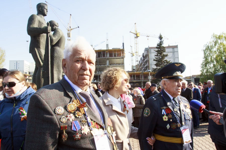  Возложение цветов к Мемориалу Славы в Барнауле.