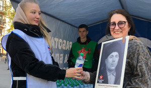 В Барнауле "Единая Россия" раздавала воду во время шествия Бессмертного полка.