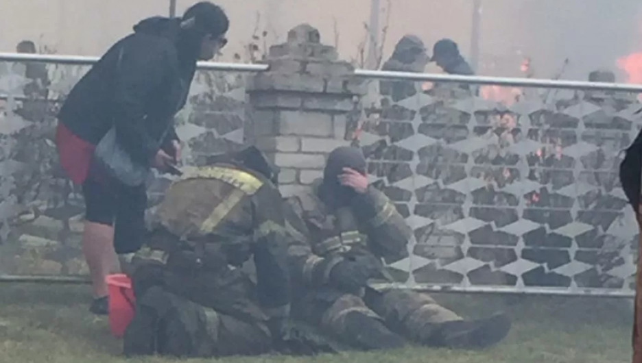 Пожарные на тушении огня в Уяре. Красноярский край.