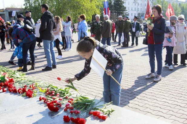 Жители Барнаула посетили Мемориал Славы. 9 мая 2022 года.