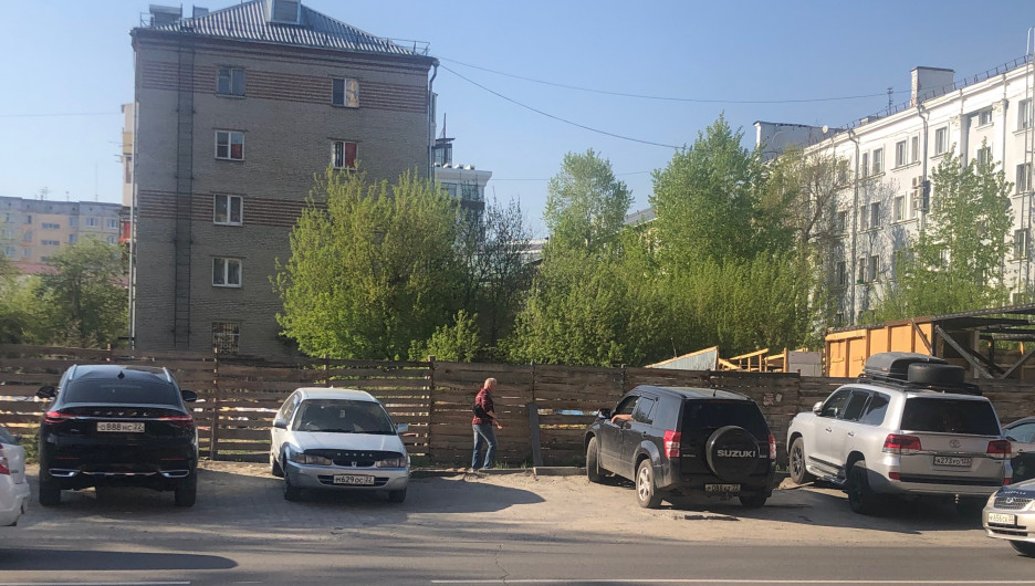 От владельца участка под сносимым павильоном в Барнауле требуют улучшить забор