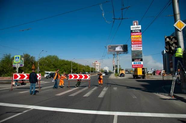 В Барнауле частично перекрыли пр. Ленина перед мостом в районе ТЦ "Пионер".