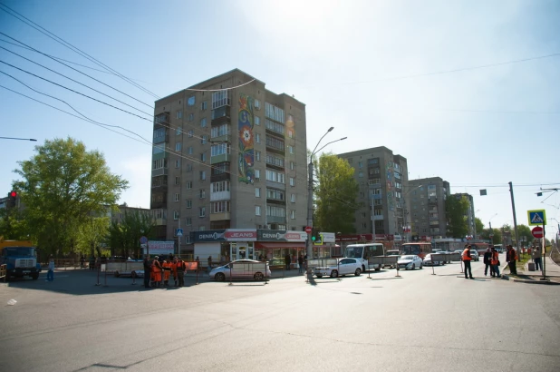 В Барнауле частично перекрыли пр. Ленина перед мостом в районе ТЦ "Пионер".