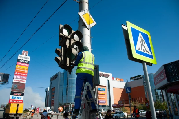 В Барнауле частично перекрыли пр. Ленина перед мостом в районе ТЦ "Пионер".