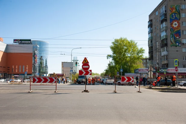 В Барнауле частично перекрыли пр. Ленина перед мостом в районе ТЦ "Пионер".