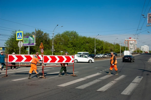 В Барнауле частично перекрыли пр. Ленина перед мостом в районе ТЦ "Пионер".