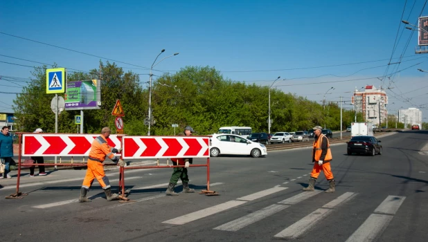 В Барнауле частично перекрыли пр. Ленина перед мостом в районе ТЦ "Пионер".