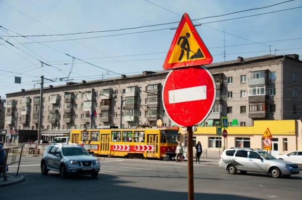 В Барнауле частично перекрыли пр. Ленина перед мостом в районе ТЦ "Пионер".