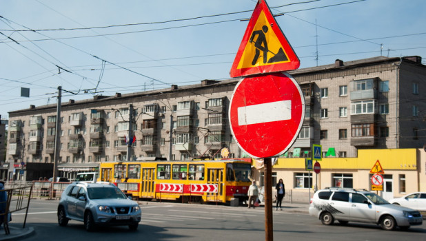 В Барнауле частично перекрыли пр. Ленина перед мостом в районе ТЦ "Пионер".