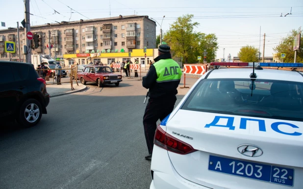 В Барнауле частично перекрыли пр. Ленина перед мостом в районе ТЦ "Пионер".