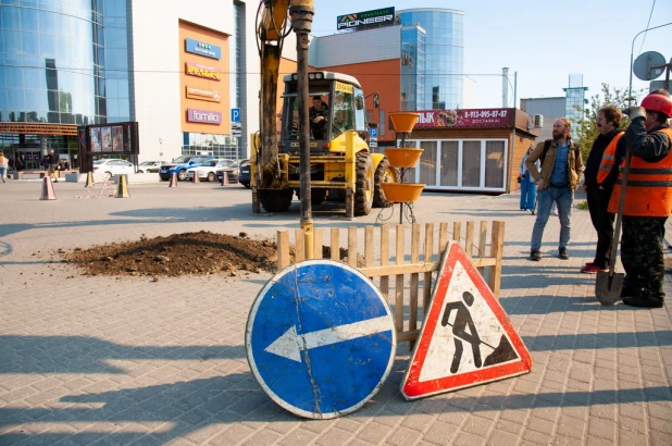 В Барнауле частично перекрыли пр. Ленина перед мостом в районе ТЦ "Пионер".