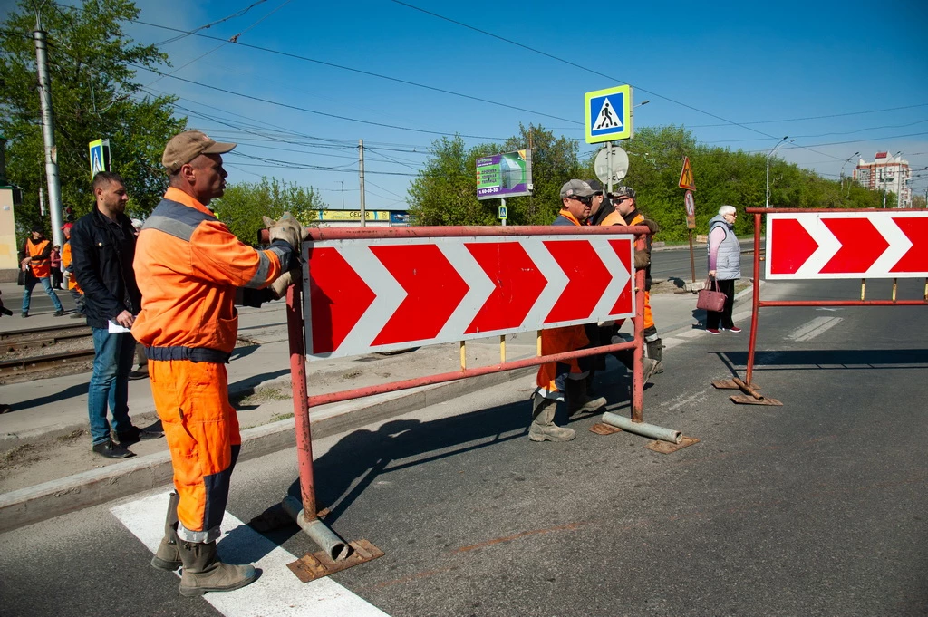 Перекрыли проспект. Перекрыто движение. Пешеходная дорога. Барнаул перекрытие моста. Новые дорожные светофоры.