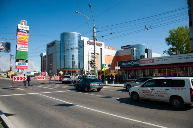 В Барнауле частично перекрыли пр. Ленина перед мостом в районе ТЦ "Пионер".