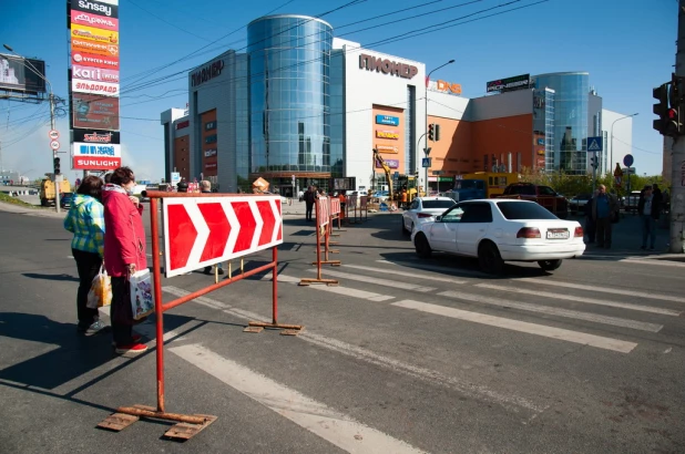 В Барнауле частично перекрыли пр. Ленина перед мостом в районе ТЦ "Пионер".