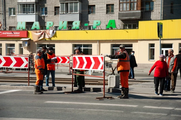 В Барнауле частично перекрыли пр. Ленина перед мостом в районе ТЦ "Пионер".