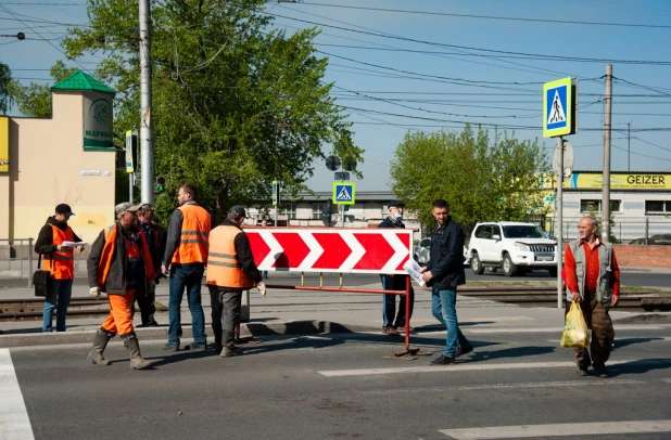 В Барнауле частично перекрыли пр. Ленина перед мостом в районе ТЦ "Пионер".