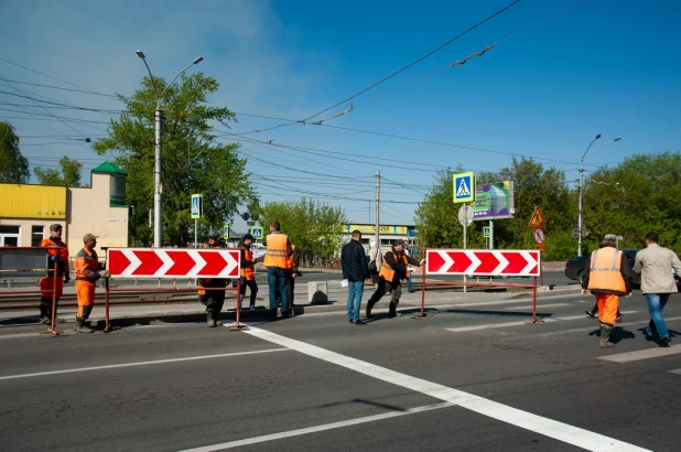 В Барнауле частично перекрыли пр. Ленина перед мостом в районе ТЦ "Пионер".