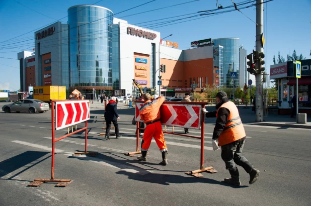 В Барнауле частично перекрыли пр. Ленина перед мостом в районе ТЦ "Пионер".