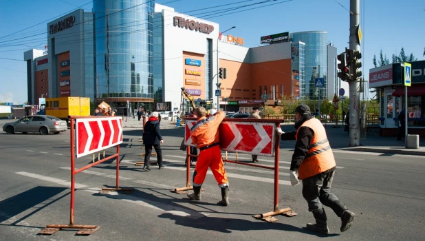 В Барнауле частично перекрыли пр. Ленина перед мостом в районе ТЦ "Пионер".