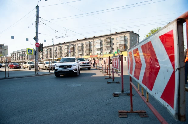 В Барнауле частично перекрыли пр. Ленина перед мостом в районе ТЦ "Пионер".