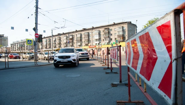 В Барнауле частично перекрыли пр. Ленина перед мостом в районе ТЦ "Пионер".