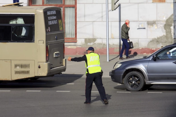 Первые большие пробки в Барнауле после закрытия моста на Новом рынке. Май 2022 года.