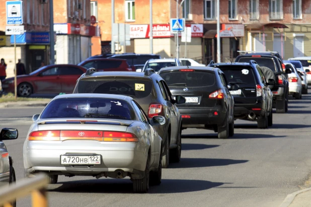 Первые большие пробки в Барнауле после закрытия моста на Новом рынке. Май 2022 года.